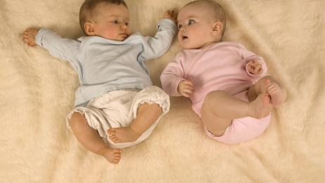 Tania, directora de vestuario de La Promesa: "Diferenciar a un recién nacido por el rosa o el azul, explica, es marketing, y hace un siglo, en los años veinte o treinta, no sucedía"