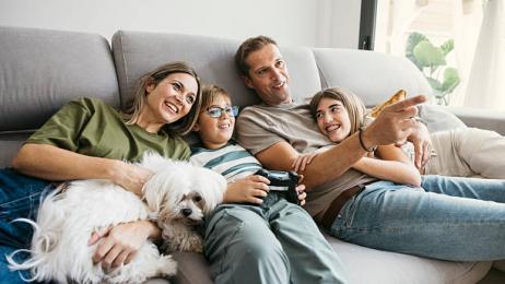 Laia Forné, socióloga: "En España una familia con hijos tiene un 70% más de probabilidad de caer en la pobreza que una familia sin hijos"