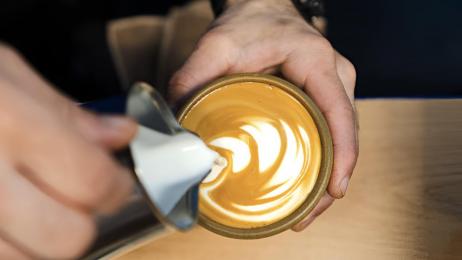 "Café Sin Especialidad": la protesta viral contra las cafeterías specialty coffee llega a España en plena crisis de un modelo que se ha vuelto demasiado elitista