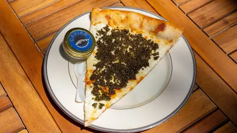 50 euros por una sola porción: una extravagante pizzería sirve su masa con caviar, plato de oro y una cuchara de nácar para llevar
