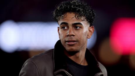Lamine Yamal sorprende con la chaqueta y el bolso de Chanel con los que ha llegado a la convocatoria de la selección