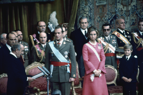 Todos los actos por el 50 aniversario de la monarquía: excluyen al rey Juan  Carlos de donde no quieren que esté, pero sí le invitan a una de las  celebraciones