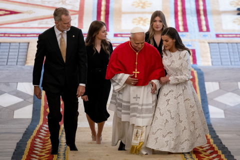 El 'momento escalera' con el papa León XIV: la excepción de Felipe VI, la risa de Letizia y el gesto de hermanas de Leonor y Sofía