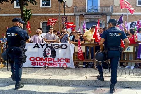 Ayuso rechaza el “sectarismo” en la educación tras vetar la bandera de  Palestina en los colegios madrileños
