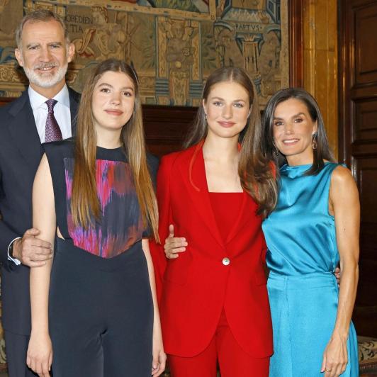 Los reyes Felipe y Letizia, la princesa Leonor y la infanta Sofía en su felicitación navideña con un posado del décimo aniversario de reinado de Felipe VI