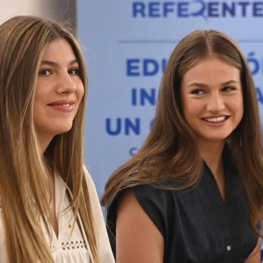 La infanta Sofía y la princesa Leonor en un taller previo a la entrega de la primera edición de ayudas 'Docentes Referentes'