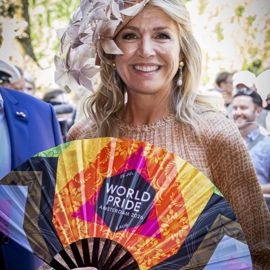 Máxima de Holanda, con un abanico del WorldPride 2026 en Amsterdam