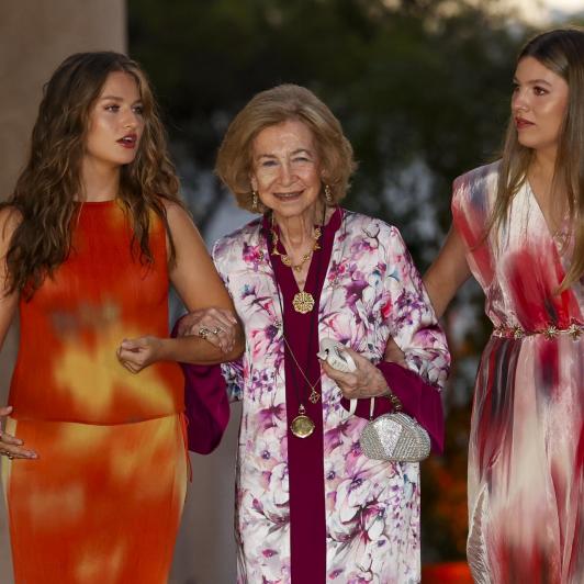 Leonor y Sofia se han mostrado muy cariñosas y cercanas son su abuela, la reina emérita, durante la recepción de autoridades celebrada en el palacio de Marivent.