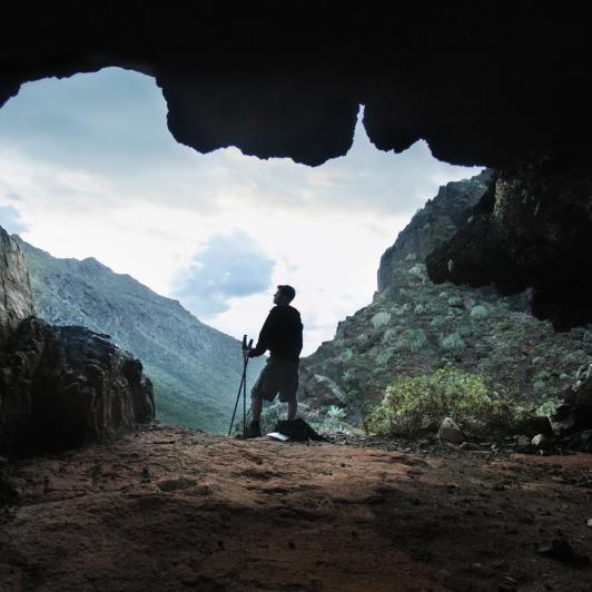 Joven en una cueva