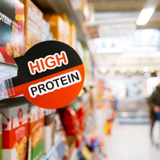 Productos altos en proteínas en un supermercado.