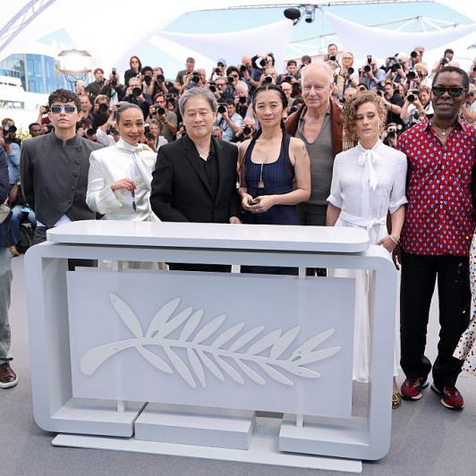 Los miembros del jurado de Cannes Diego Céspedes, Ruth Negga, Park Chan-wook, Chloé Zhao, Stellan Skarsgård, Laura Wandel, Isaach de Bankolé y Demi Moore.