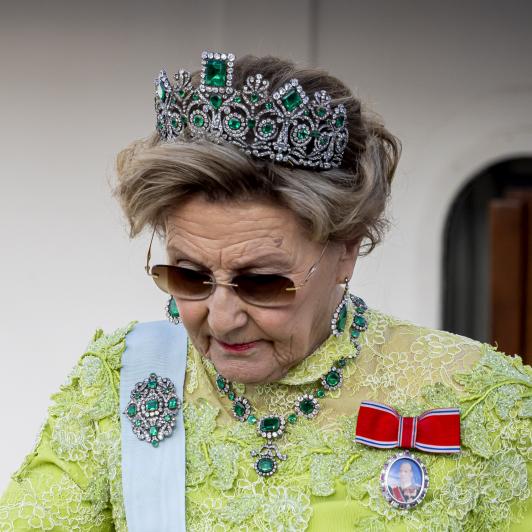 Sonia de Noruega con la tiara de Esmeraldas en el 80º cumpleaños de Carlos Gustavo de Suecia en Estocolmo