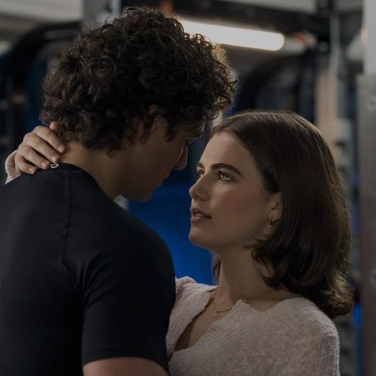 Garrett Graham y Hannah Wells, protagonistas de 'Off Campus'.