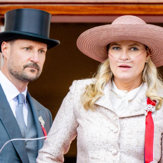 Haakon de Noruega y Mette-Marit de Noruega con un respirador en el balcón del palacio real de Oslo en el Día Nacional de Noruega 2026