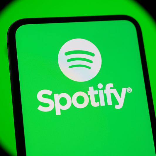 Imagen de archivo del logo de Spotify en un móvil.
