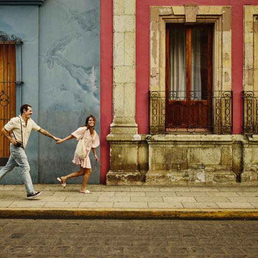 Una pareja se divierte de viaje