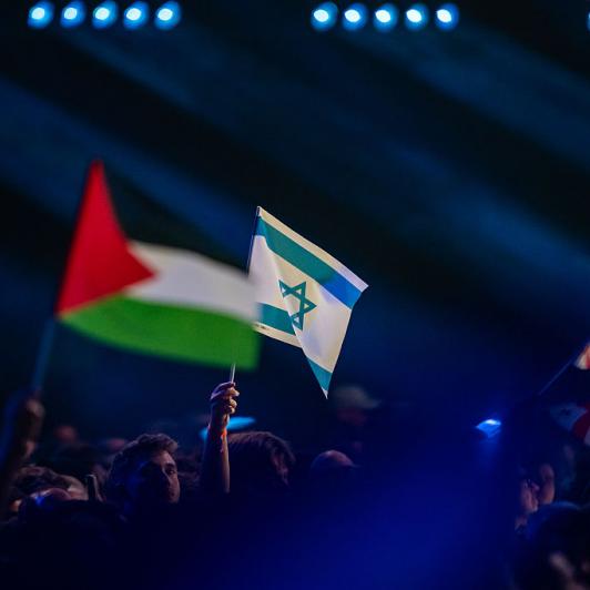 Banderas de Palestina e Israel juntas entre el público del Festival de Eurovisión de 2026