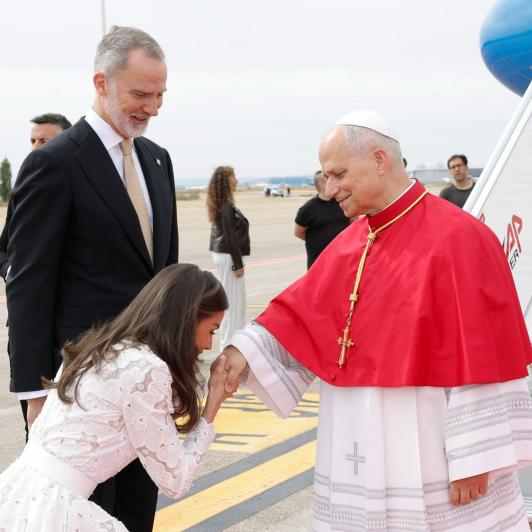 La reina Letizia saluda al papa León XIV haciéndole una reverencia a su llegada a Madrid para su visita apostólica a España