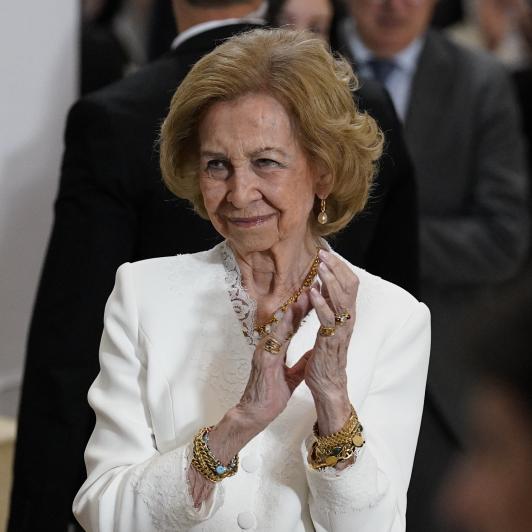 La reina Sofía haciendo uso del privilegio de blanco en el acto de oración y homenaje a la Virgen de la Almudena junto al papa León XIV