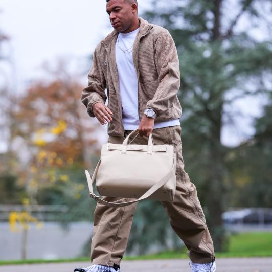 Kylian Mbappé llevando un bolso de Tote Normandie de Dior