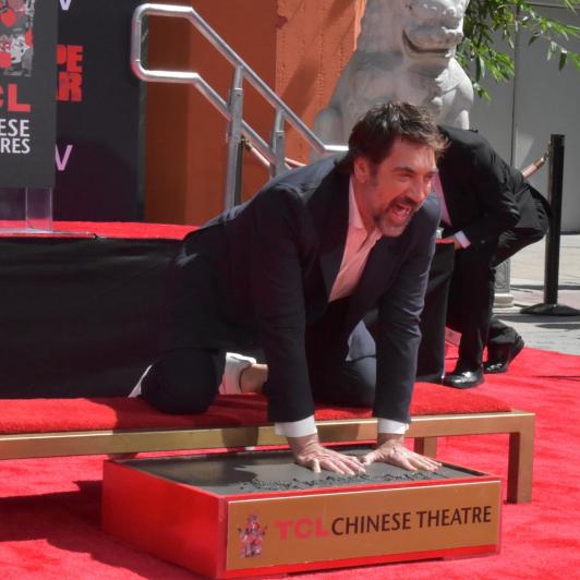 El actor español Javier Bardem toma las huellas de sus manos durante una ceremonia en el TCL Chinese Theatre de Los Ángeles (EEUU), el 16 de junio de 2026.