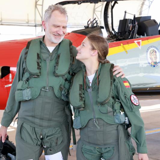 Felipe VI y la princesa Leonor tras su vuelo conjunto en la Academia de San Javier en Murcia.