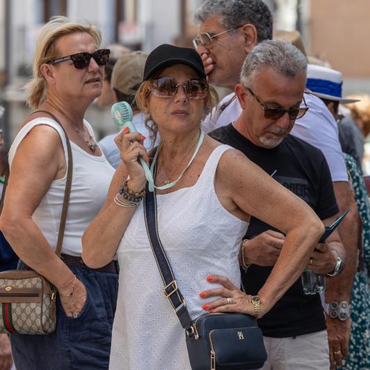 Varios turistas pasean por Toledo, este domingo, en plena ola de calor con temperaturas superiores a 39-40 grados.
