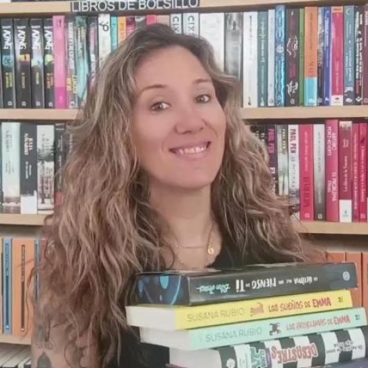 Elena Filgueira, en su librería, Vigo de Papel.