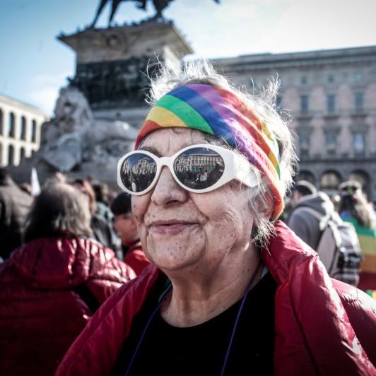 Una mujer mayor durante una protesta a favor de los derechos LGTBI