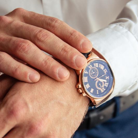 Un hombre con un reloj de lujo