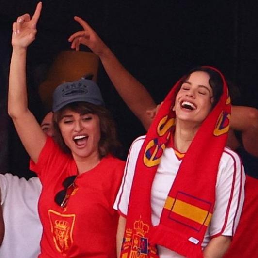 Penélope Cruz y Rosalía durante el España-Austria.