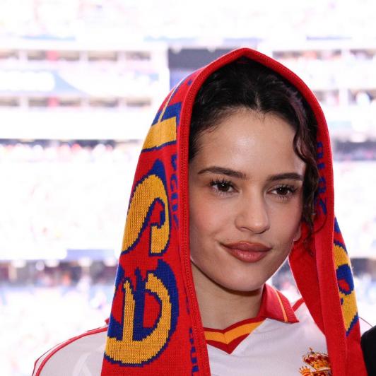 Rosalía, con la bufanda de España en la cabeza en el partido contra Austria