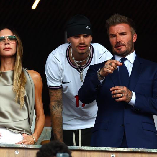 Victoria y David Beckham junto a su hijo Romeo Beckham en el partido de cuartos de final del Mundial 2026 entre Noruega e Inglaterra