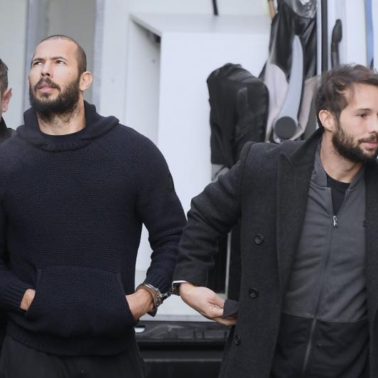 Andrew y Tristan Tate bajo custodia policial en 2023 en Rumania.