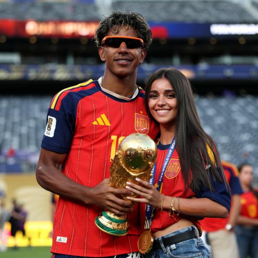 Lamine Yamal e Inés García, con la copa del mundo en la final del Mundial
