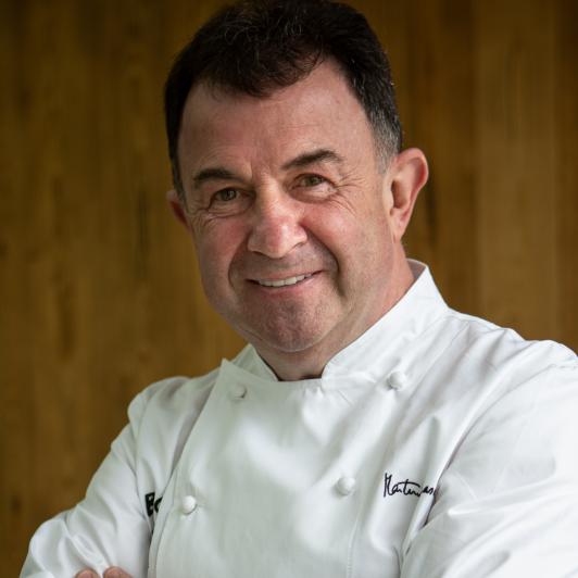 El chef español Martín Berasategui posa para una sesión de fotos en la Torre Emperador