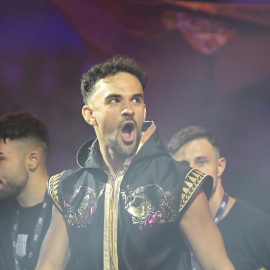 Illo Juan durante su combate en la Velada 6, que finalmente perdió contra The Greft.