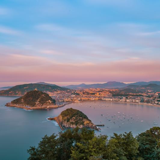 Vista de la bahía de la Concha de San Sebastián, la isla de Santa Clara y el monte Urgull desde el Monte Igueldo