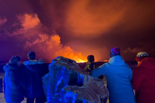 Entra en erupción el volcán situaado al noreste de la ciudad islandesa de Grindavík