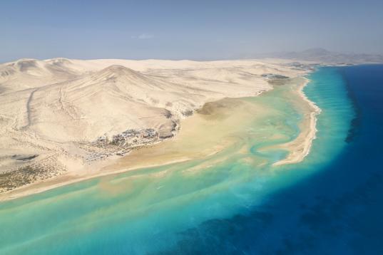 Vista aérea de Sotavento, playa de Fuerteventura (Canarias).
