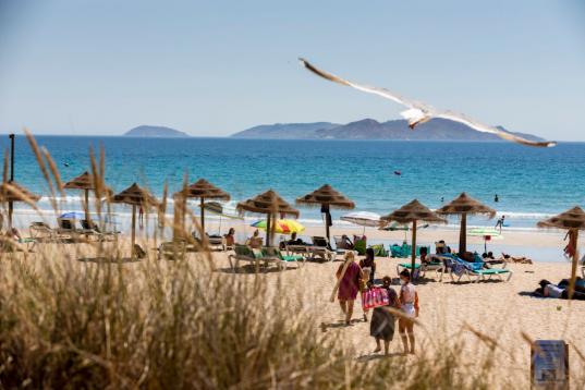 Vista de las illas Ons desde la playa de A Lanzada (O Grove, Pontevedra), en una imagen de archivo.