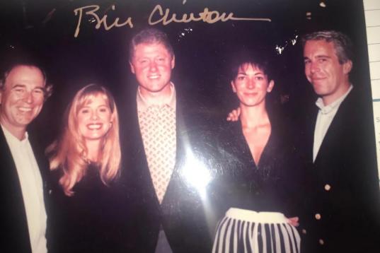 Una de las fotos publicadas en las que aparece Bill Clinton junto a Epstein