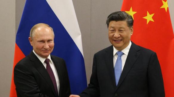 El presidente ruso, Vladímir Putin, y su homólogo chino, Xi Jinping, en una imagen de archivo durante un encuentro en Brasilia (Brasil).