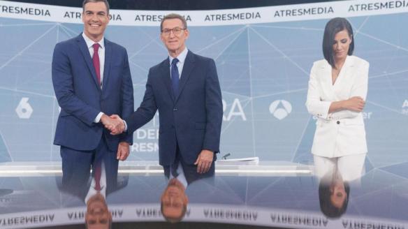El presidente del Gobierno y candidato socialista al 23-J, Pedro Sánchez, y el jefe de la posición y candidato popular, Alberto Núñez Feijóo. A la derecha, la periodista Ana Pastor.