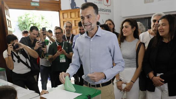 SEVILLA (ESPAÑA), 17/05/2026.- El candidato de Por Andalucía a la Presidencia de la Junta, Antonio Maíllo (c) vota este domingo en colegio electoral de Sevilla durante las elecciones autonómicas. EFE/José Manuel Vidal