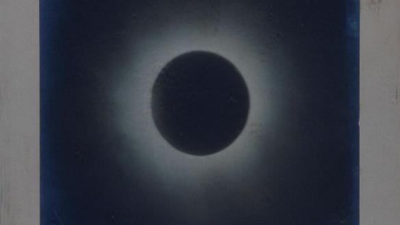 Fotografía del eclipse solar de 1905 tomada en Burgos y con las iniciales DEB y RK.