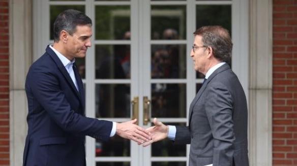 Pedro Sánchez y Núñez Feijóo, en una imagen de archivo en la escalinata de Moncloa.