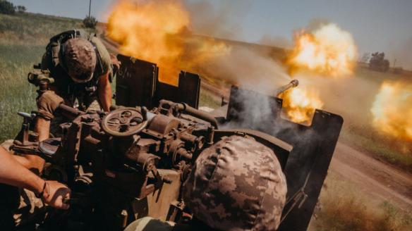Soldados ucranianos disparando cañón antiaéreo montado desde las inmediaciones de Bajmut (Donetsk).