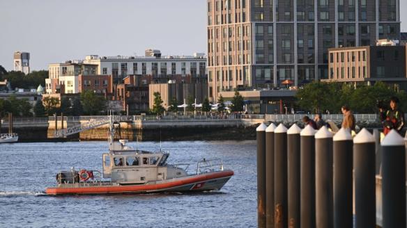 Guardacostas de EEUU, regresando a puerto en Boston.