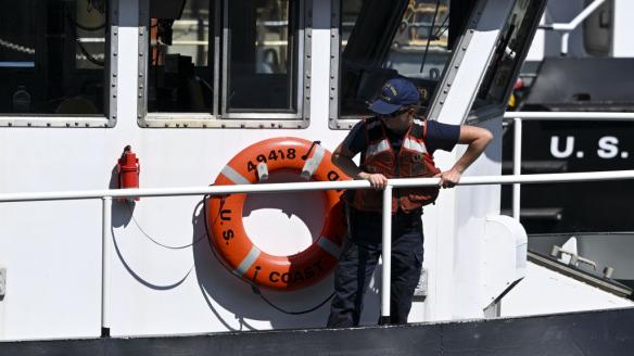 Un operario, en labores de búsqueda del Titan en la costa de Boston